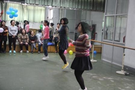 女教工参加跳绳比赛