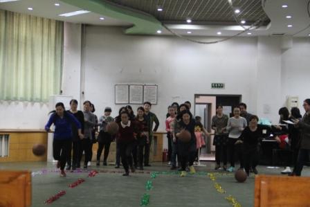 女教工参加持球折返跑接力赛