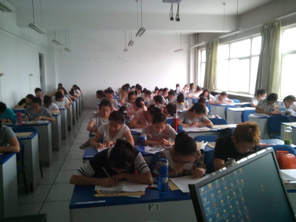 同学们正在专心做题