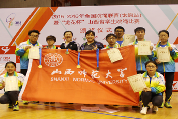 伟德官网赵娜(第一排右一)冷宸祎(第二排左二)与参赛者合影留念