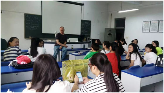 外教与同学们进行交流