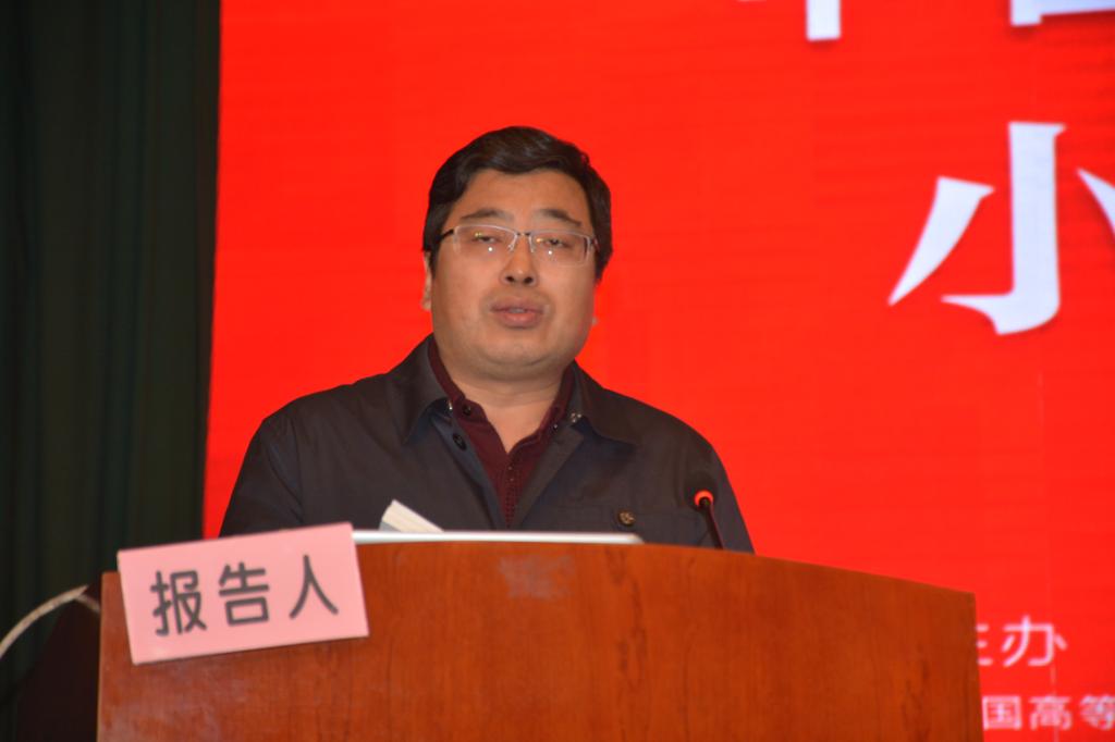 侯宏业老师作总结汇报