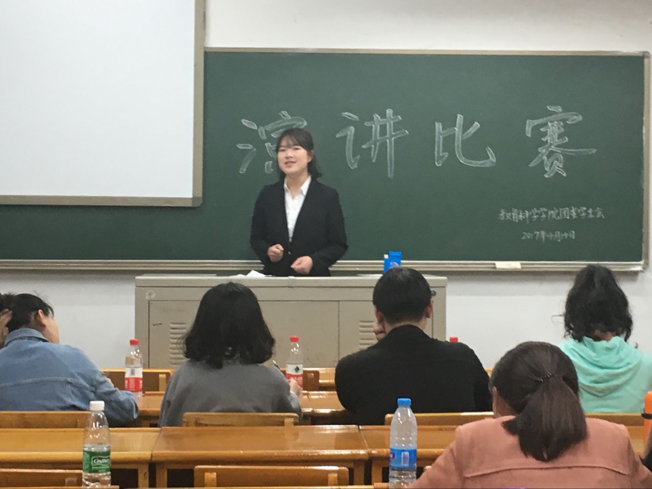 选手正在演讲