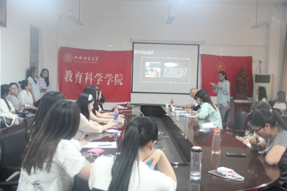 各班团支书对主题团日活动进行设计展示